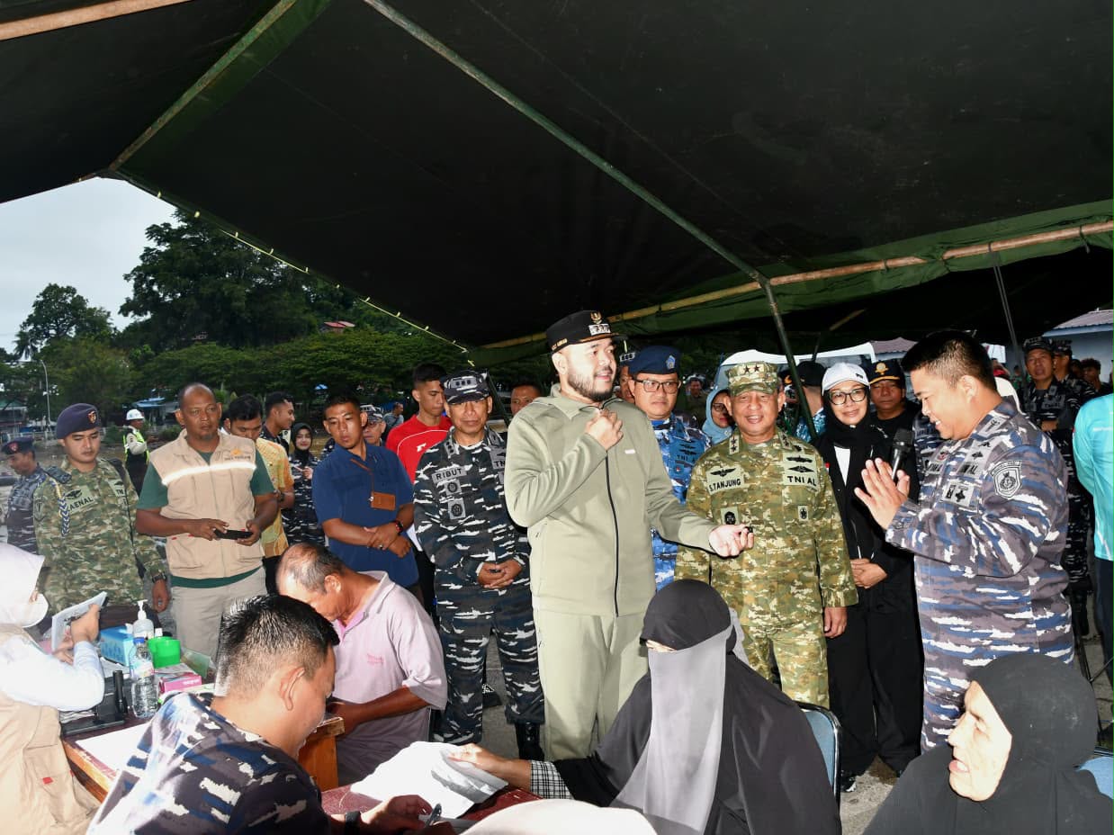 fadly-amran-perkuat-sinergi-dengan-kodaeral-ii,-bakti-sosial-hjk-padang-bagikan-sembako-dan-layani-kesehatan-gratis fadly-amran-perkuat-sinergi-dengan-kodaeral-ii,-bakti-sosial-hjk-padang-bagikan-sembako-dan-layani-kesehatan-gratis