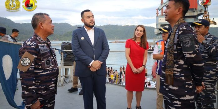 fadly-amran:-kri-teluk-kendari-518-jadi-daya-tarik-utama-hjk-padang-dan-edukasi-kemaritiman-gratis