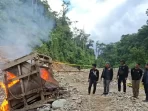 polres-solok-selatan-musnahkan-peralatan-tambang-emas-ilegal-di-sungai-bangko polres-solok-selatan-musnahkan-peralatan-tambang-emas-ilegal-di-sungai-bangko
