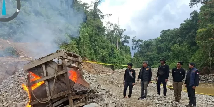 polres-solok-selatan-musnahkan-peralatan-tambang-emas-ilegal-di-sungai-bangko