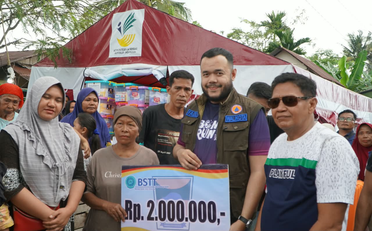 terdampak-banjir,-fadly-amran-salurkan-bantuan-rp2-juta-per-rumah terdampak-banjir,-fadly-amran-salurkan-bantuan-rp2-juta-per-rumah