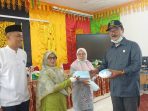 kabut-asap-ganggu-kualitas-udara,-h.-daswippetra-salurkan-20-ribu-masker-untuk-warga-dan-pelajar-solok