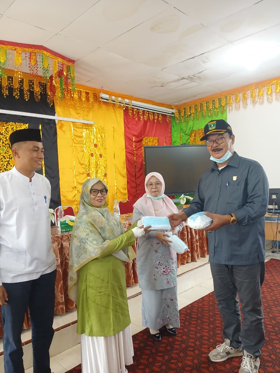 kabut-asap-ganggu-kualitas-udara,-h.-daswippetra-salurkan-20-ribu-masker-untuk-warga-dan-pelajar-solok kabut-asap-ganggu-kualitas-udara,-h.-daswippetra-salurkan-20-ribu-masker-untuk-warga-dan-pelajar-solok