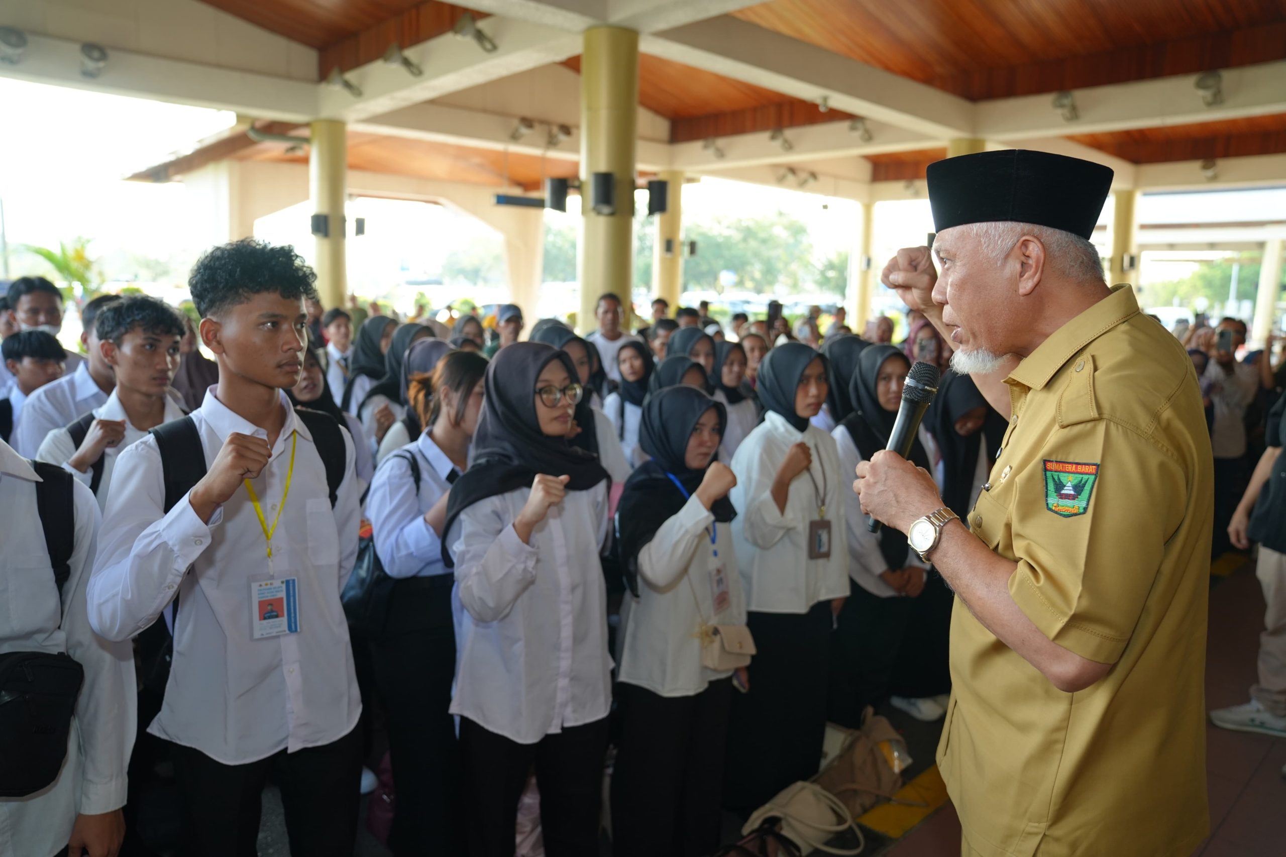 lepas-340-penerima-beasiswa-sawit,-gubernur-mahyeldi-:-jangan-sia-siakan-kesempatan lepas-340-penerima-beasiswa-sawit,-gubernur-mahyeldi-:-jangan-sia-siakan-kesempatan
