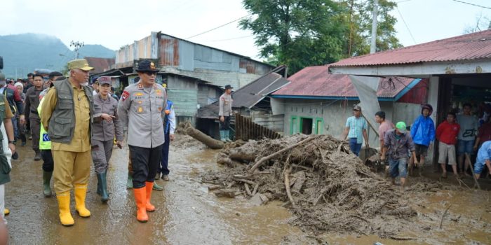 tinjau-langsung-banjir-bandang-solok,-mahyeldi-fokuskan-penanganan-pada-keselamatan-warga-dan-percepatan-pemulihan