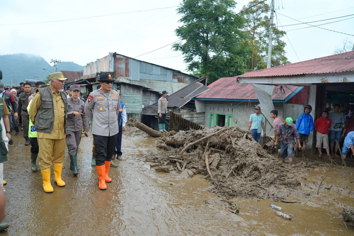 tinjau-langsung-banjir-bandang-solok,-mahyeldi-fokuskan-penanganan-pada-keselamatan-warga-dan-percepatan-pemulihan tinjau-langsung-banjir-bandang-solok,-mahyeldi-fokuskan-penanganan-pada-keselamatan-warga-dan-percepatan-pemulihan
