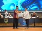 gubernur-mahyeldi-berikan-penghargaan-kepada-perangkat-daerah-peraih-predikat-a-dalam-evaluasi-sakip