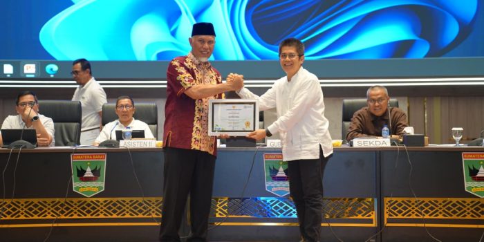 gubernur-mahyeldi-berikan-penghargaan-kepada-perangkat-daerah-peraih-predikat-a-dalam-evaluasi-sakip