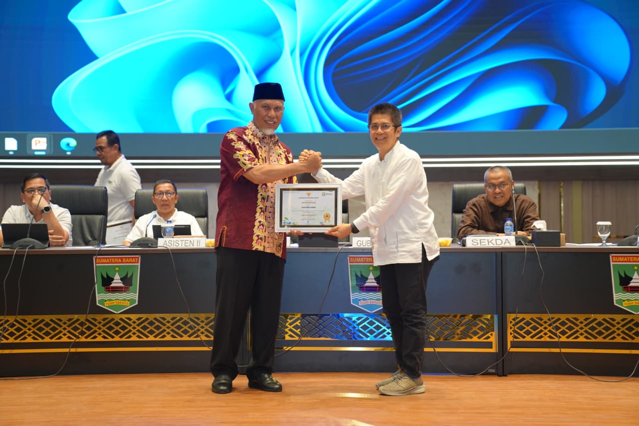 gubernur-mahyeldi-berikan-penghargaan-kepada-perangkat-daerah-peraih-predikat-a-dalam-evaluasi-sakip gubernur-mahyeldi-berikan-penghargaan-kepada-perangkat-daerah-peraih-predikat-a-dalam-evaluasi-sakip
