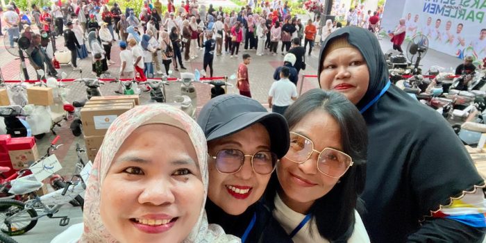 ribuan-warga-semarakkan-hut-ke-81-sumbar-lewat-jalan-sehat-bersama-parlemen