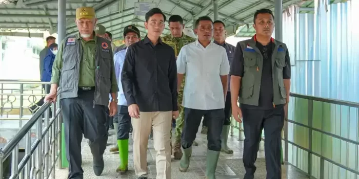 dampingi-wapres-gibran,-gubernur-dan-wagub-sumbar-pantau-kondisi-korban-banjir-solok