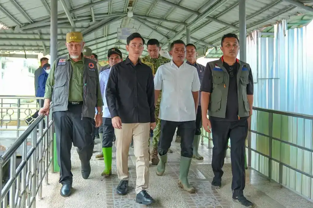 dampingi-wapres-gibran,-gubernur-dan-wagub-sumbar-pantau-kondisi-korban-banjir-solok