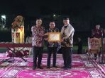transparan-kelola-anggaran,-pemprov-sumbar-raih-penghargaan-dari-komisi-informasi