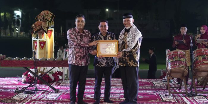 transparan-kelola-anggaran,-pemprov-sumbar-raih-penghargaan-dari-komisi-informasi