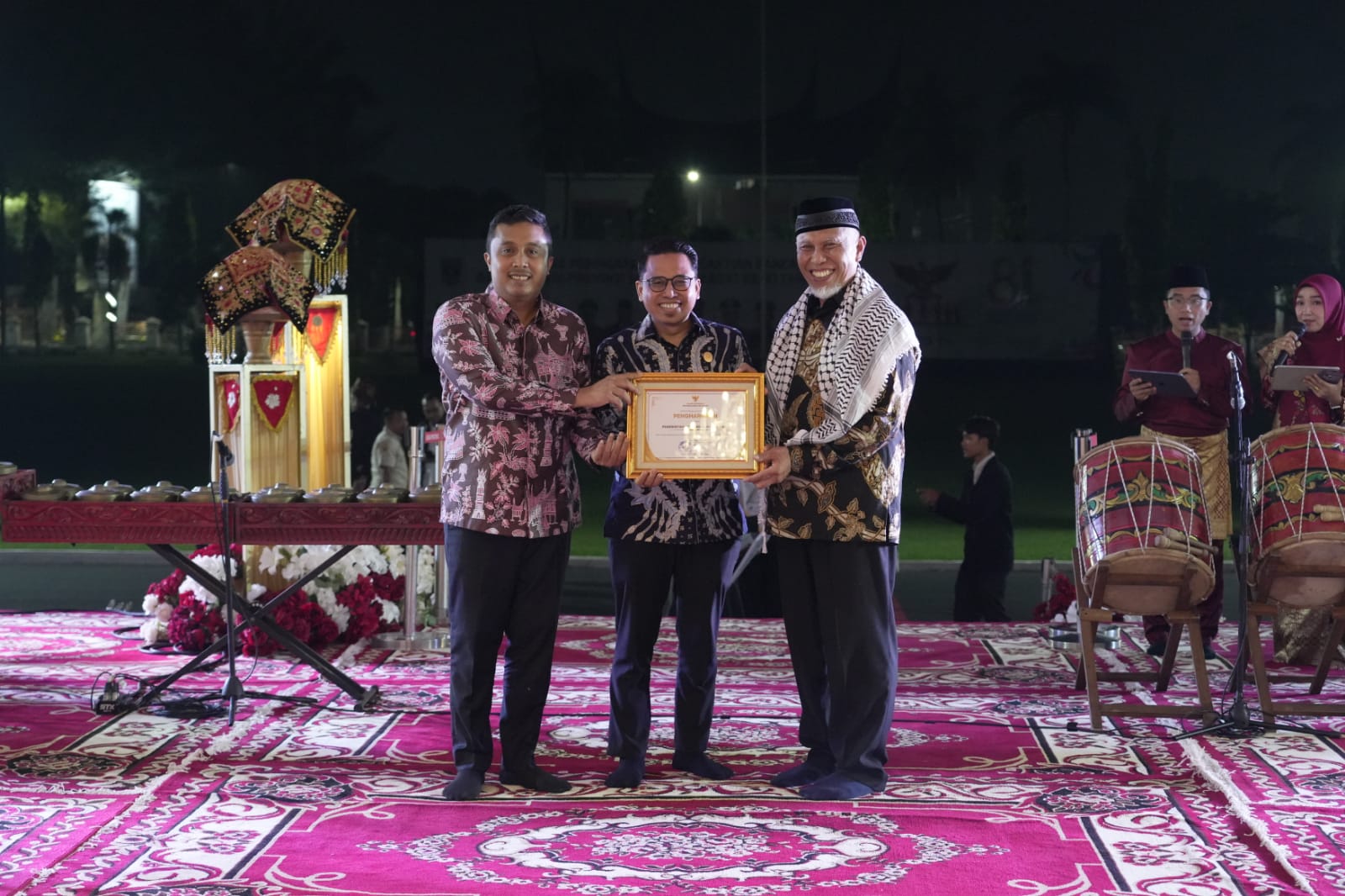 transparan-kelola-anggaran,-pemprov-sumbar-raih-penghargaan-dari-komisi-informasi transparan-kelola-anggaran,-pemprov-sumbar-raih-penghargaan-dari-komisi-informasi