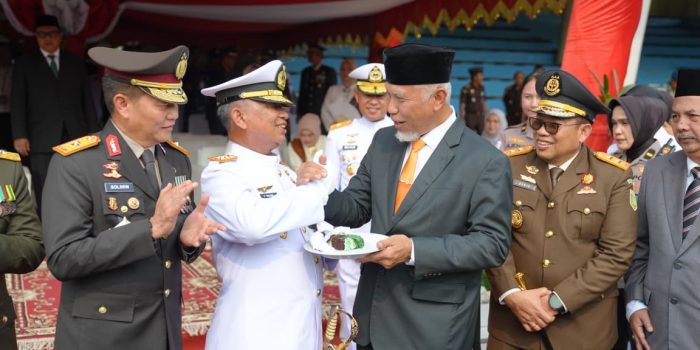 gubernur-mahyeldi-puji-kinerja-tni-yang-selalu-hadir-di-tengah-masyarakat-saat-dibutuhkan