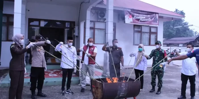 polres-limapuluh-kota-musnahkan-barang-bukti-narkotika-dengan-kejari