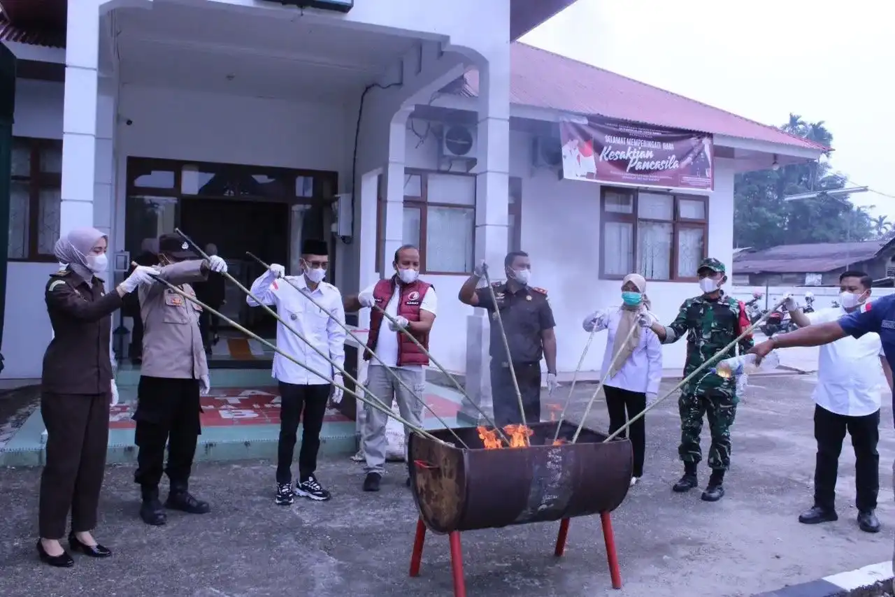 polres-limapuluh-kota-musnahkan-barang-bukti-narkotika-dengan-kejari polres-limapuluh-kota-musnahkan-barang-bukti-narkotika-dengan-kejari