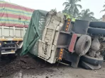 truk-rem-blong-tabrak-tiga-gerobak-di-jalan-lintas-solok-padang truk-rem-blong-tabrak-tiga-gerobak-di-jalan-lintas-solok-padang