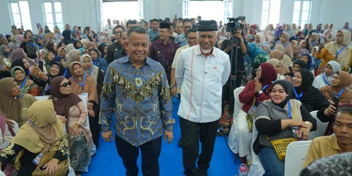 dampingi-wamen-umkm-di-bukittinggi,-mahyeldi-dorong-legalitas,-sertifikasi-halal,-dan-akses-permodalan