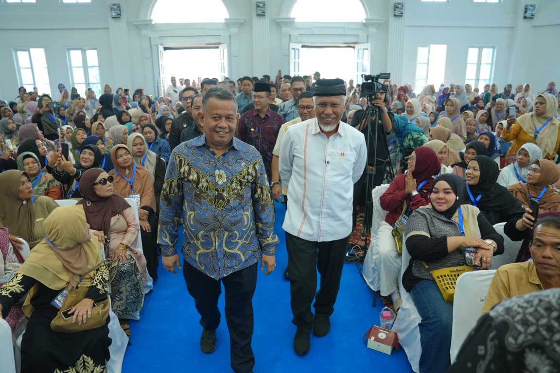 dampingi-wamen-umkm-di-bukittinggi,-mahyeldi-dorong-legalitas,-sertifikasi-halal,-dan-akses-permodalan dampingi-wamen-umkm-di-bukittinggi,-mahyeldi-dorong-legalitas,-sertifikasi-halal,-dan-akses-permodalan