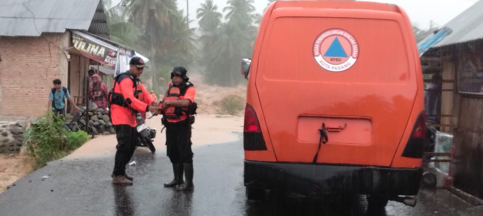 banjir-rendam-kampung-apa-koto-tangah,-bpbd-padang-bersama-tni-polri-turun-evakuasi-warga banjir-rendam-kampung-apa-koto-tangah,-bpbd-padang-bersama-tni-polri-turun-evakuasi-warga