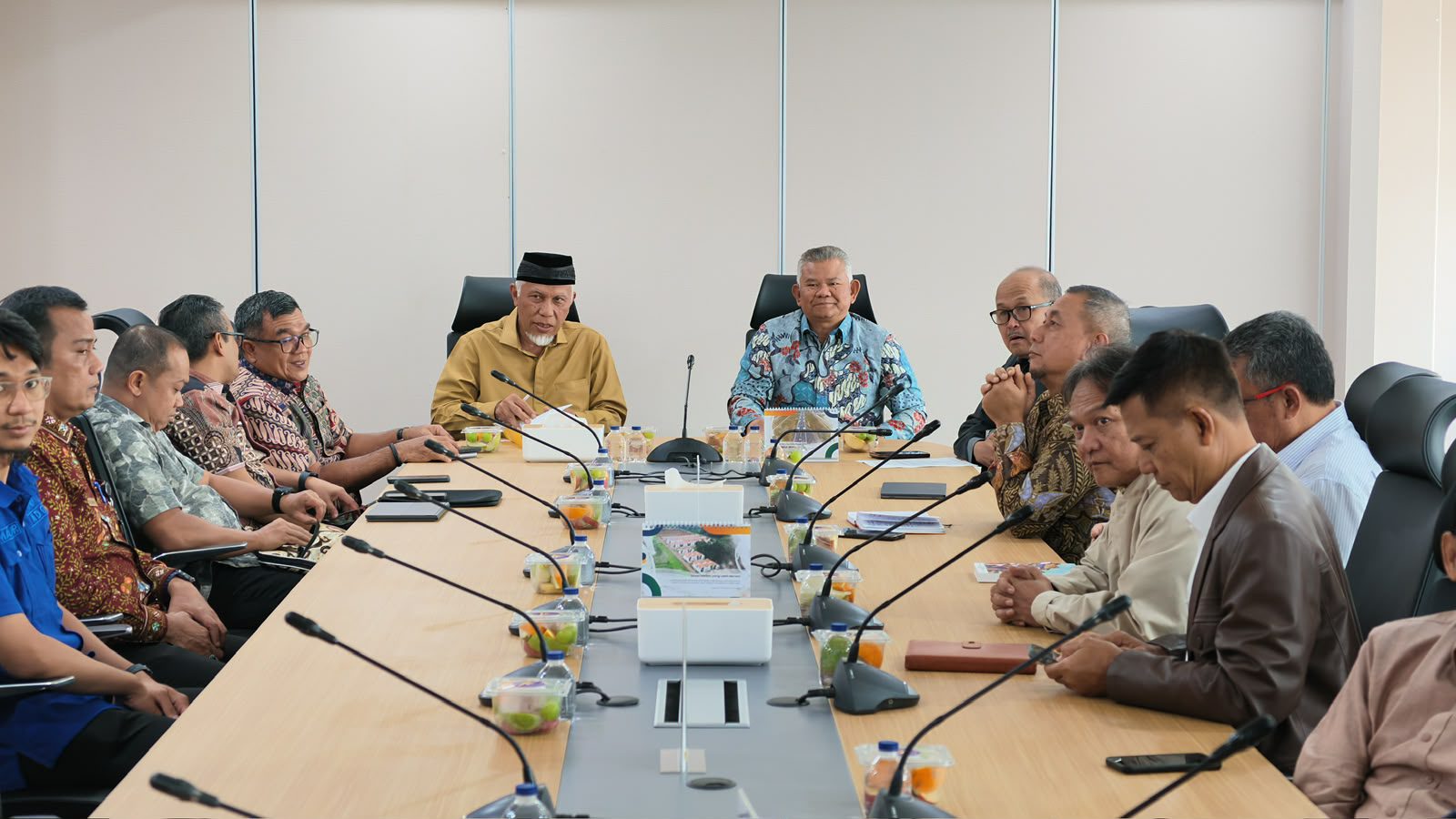 mahyeldi-jajaki-peluang-kerja-sama-dengan-bank-tanah-untuk-optimalkan-pemanfaatan-tanah-di-sumbar mahyeldi-jajaki-peluang-kerja-sama-dengan-bank-tanah-untuk-optimalkan-pemanfaatan-tanah-di-sumbar