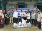 pemprov-sumbar-salurkan-52-ribu-bibit-ikan-untuk-pembudidaya-terdampak-bencana-di-solok