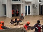 300-personel-brimob-polda-sumbar-evakuasi-305-warga-terdampak-banjir-di-padang 300-personel-brimob-polda-sumbar-evakuasi-305-warga-terdampak-banjir-di-padang