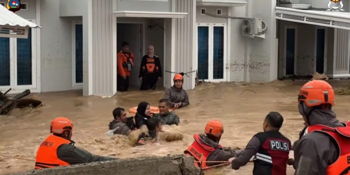 300-personel-brimob-polda-sumbar-evakuasi-305-warga-terdampak-banjir-di-padang