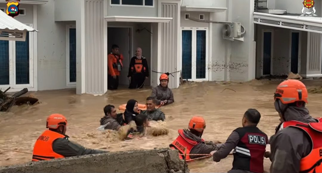 300-personel-brimob-polda-sumbar-evakuasi-305-warga-terdampak-banjir-di-padang 300-personel-brimob-polda-sumbar-evakuasi-305-warga-terdampak-banjir-di-padang
