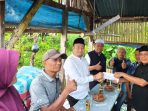 rahmat-saleh-serahkan-langsung-bantuan-logistik-korban-banjir-di-padang