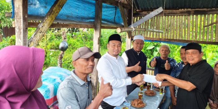 rahmat-saleh-serahkan-langsung-bantuan-logistik-korban-banjir-di-padang