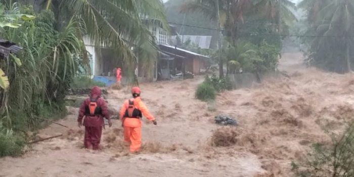 pemko-padang-kerahkan-tim-gabungan-evakuasi-warga-terdampak-banjir-bandang