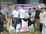 pemprov-sumbar-salurkan-puluhan-ribu-bibit-ikan-bagi-pembudidaya-solok pemprov-sumbar-salurkan-puluhan-ribu-bibit-ikan-bagi-pembudidaya-solok