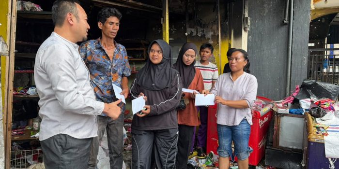 tinjau-lokasi-kebakaran-di-limau-manis,-rahmat-saleh-serahkan-bantuan-tanggap-darurat