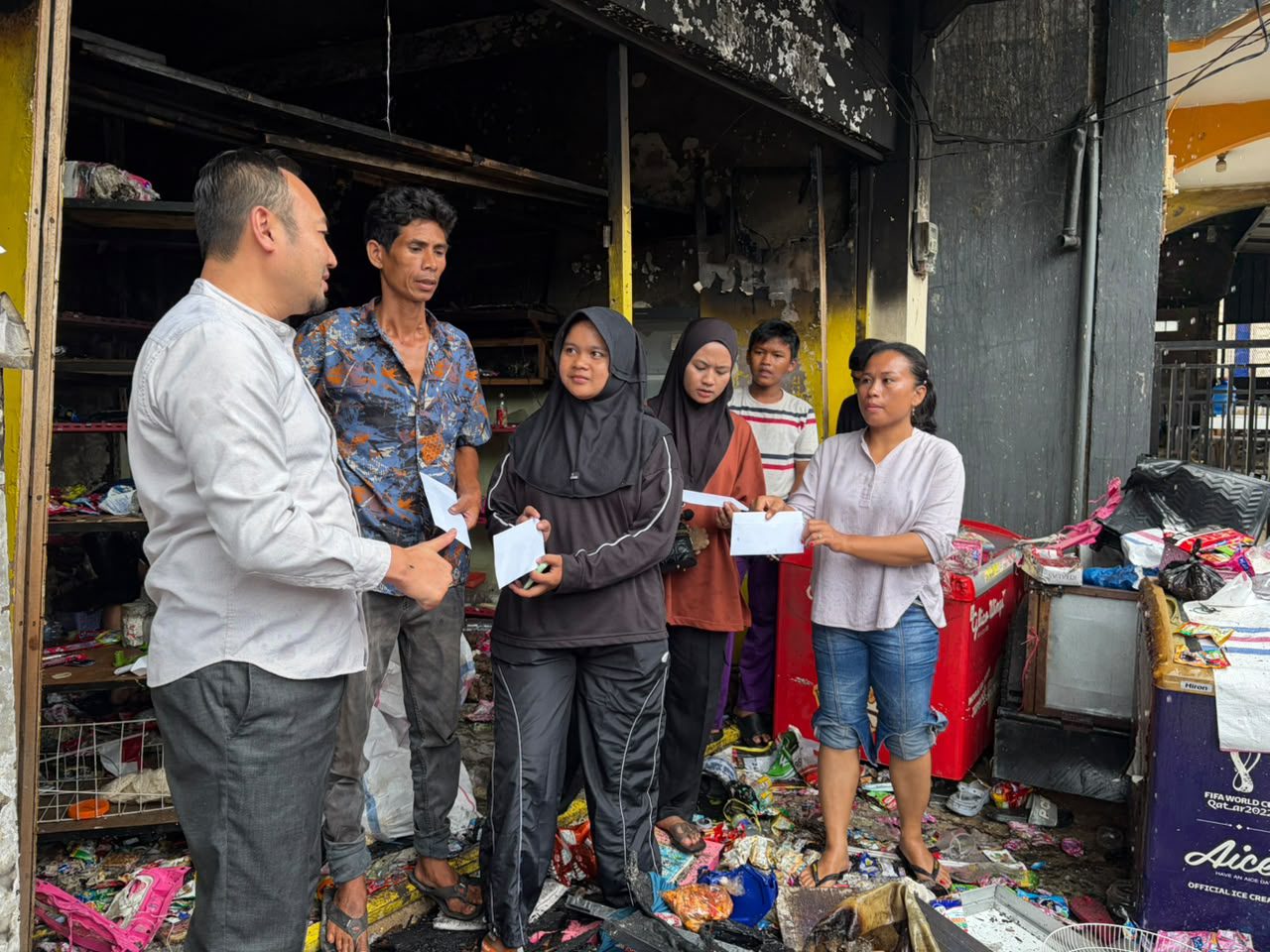 tinjau-lokasi-kebakaran-di-limau-manis,-rahmat-saleh-serahkan-bantuan-tanggap-darurat tinjau-lokasi-kebakaran-di-limau-manis,-rahmat-saleh-serahkan-bantuan-tanggap-darurat