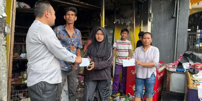 kebakaran-di-limau-manis,-rahmat-saleh-turun-langsung-bantu-warga