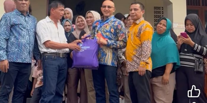 perumda-air-minum-kota-padang-salurkan-paket-sembako-untuk-warga-terdampak-banjir-bandang
