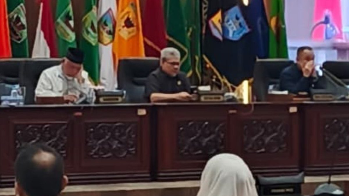 dprd-sumbar-setujui-dua-ranperda-inisiatif,-perkuat-perlindungan-lingkungan-dan-pembinaan-olahraga Rapat paripurna DPRD Sumatera Barat mengenai penetapan Ranperda lingkungan hidup dan keolahragaan.