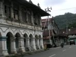 Pekerja menggunakan ekskavator untuk revitalisasi jalan berbatu andesit di kawasan bersejarah Kota Tua Padang.