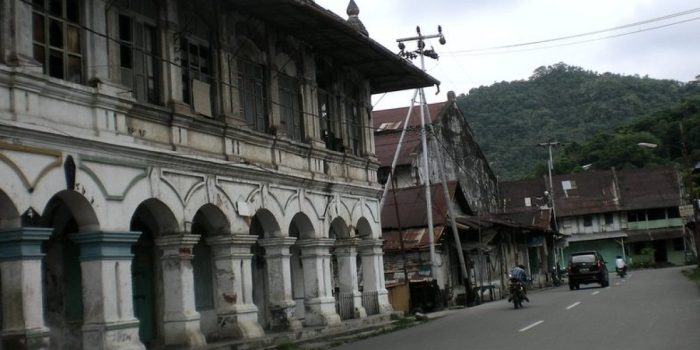 Pekerja menggunakan ekskavator untuk revitalisasi jalan berbatu andesit di kawasan bersejarah Kota Tua Padang.