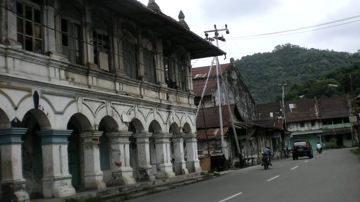 kota-tua-padang-berbenah,-khairul-jasmi-ungkap-jejak-sejarah-dan-progres-revitalisasi Pekerja menggunakan ekskavator untuk revitalisasi jalan berbatu andesit di kawasan bersejarah Kota Tua Padang.