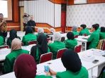 Rektor UNAND bersama mahasiswa penerima Beasiswa Asa Nusantara dari Danantara Indonesia Trust dalam acara peringatan satu tah