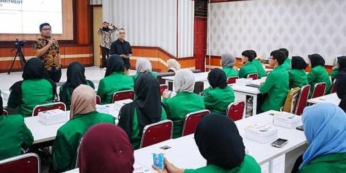 Rektor UNAND bersama mahasiswa penerima Beasiswa Asa Nusantara dari Danantara Indonesia Trust dalam acara peringatan satu tah