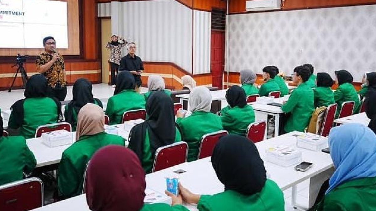 danantara-indonesia-trust-siapkan-beasiswa-empat-tahun,-mahasiswa-unand-jadi-penerima Rektor UNAND bersama mahasiswa penerima Beasiswa Asa Nusantara dari Danantara Indonesia Trust dalam acara peringatan satu tah