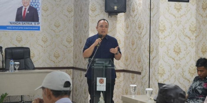 Wakil Ketua DPRD Sumatera Barat Nanda Satria memberikan keterangan pers terkait pentingnya kepatuhan perizinan usaha.