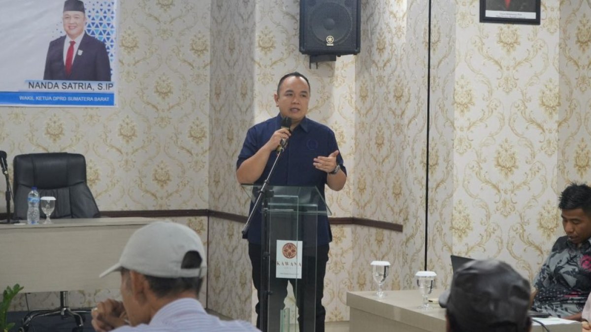 nanda-satria-apresiasi-putusan-hakim-terhadap-yogi-pemuda-mentawai,-minta-pengusaha-tertib-perizinan-dan-hormati-aparat-hukum Wakil Ketua DPRD Sumatera Barat Nanda Satria memberikan keterangan pers terkait pentingnya kepatuhan perizinan usaha.