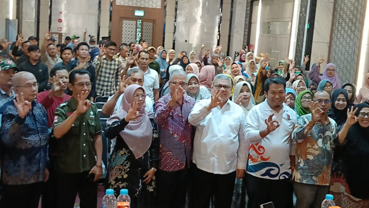 ketua-dprd-sumbar-muhidi-tekankan-pentingnya-menjaga-lingkungan,-cegah-banjir-harus-dimulai-dari-kesadaran-masyarakat Ketua DPRD Sumbar Muhidi saat memberikan sosialisasi Perda Perlindungan Lingkungan Hidup untuk mencegah banjir di Padang.
