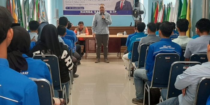 Nanda Satria saat memberikan arahan kepada pemuda mengenai kesiapsiagaan dan mitigasi bencana di Sumatera Barat.